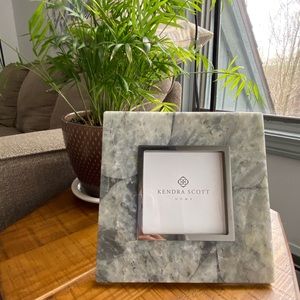 Kendra Scott Gray Labrodite frame